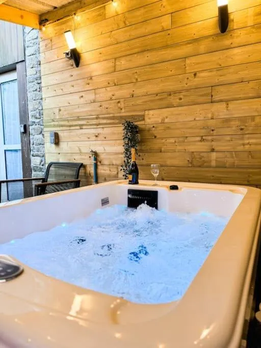 Suite Jacuzzi de la Gare de Guingamp, gîte avec spa à Guingamp - photo 3 sur 12