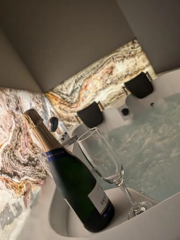 Suite jacuzzi de Vergèze, gîte avec spa à Vergèze - photo 3 sur 12