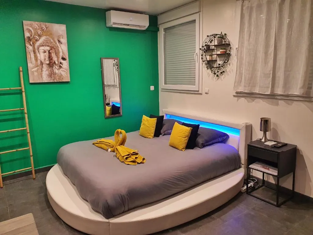 Suite Jacuzzi des Catalans, gîte avec spa à Marseille - photo 2 sur 11