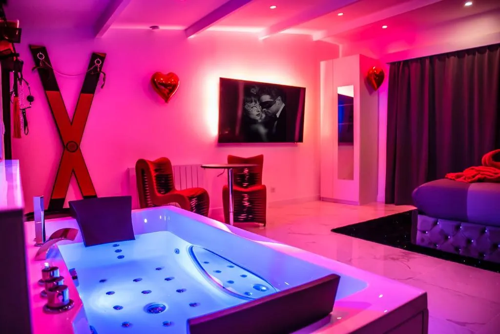 Suite Jacuzzi du RER C - Jacuzzi privatif et terrasse (Brétigny-sur-Orge, Essonne)