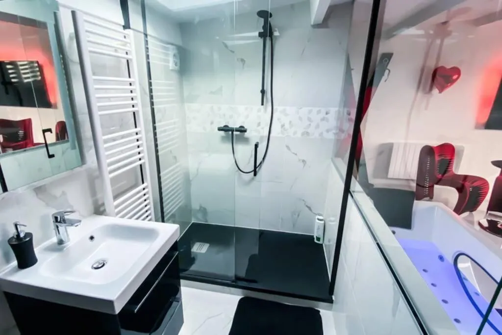 Suite Jacuzzi du RER C, gîte avec spa à Brétigny-sur-Orge - photo 3 sur 12
