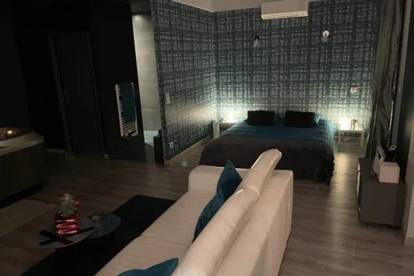 Suite Jacuzzi et Hammam, gîte avec spa à Bourg-lès-Valence - photo 3 sur 10