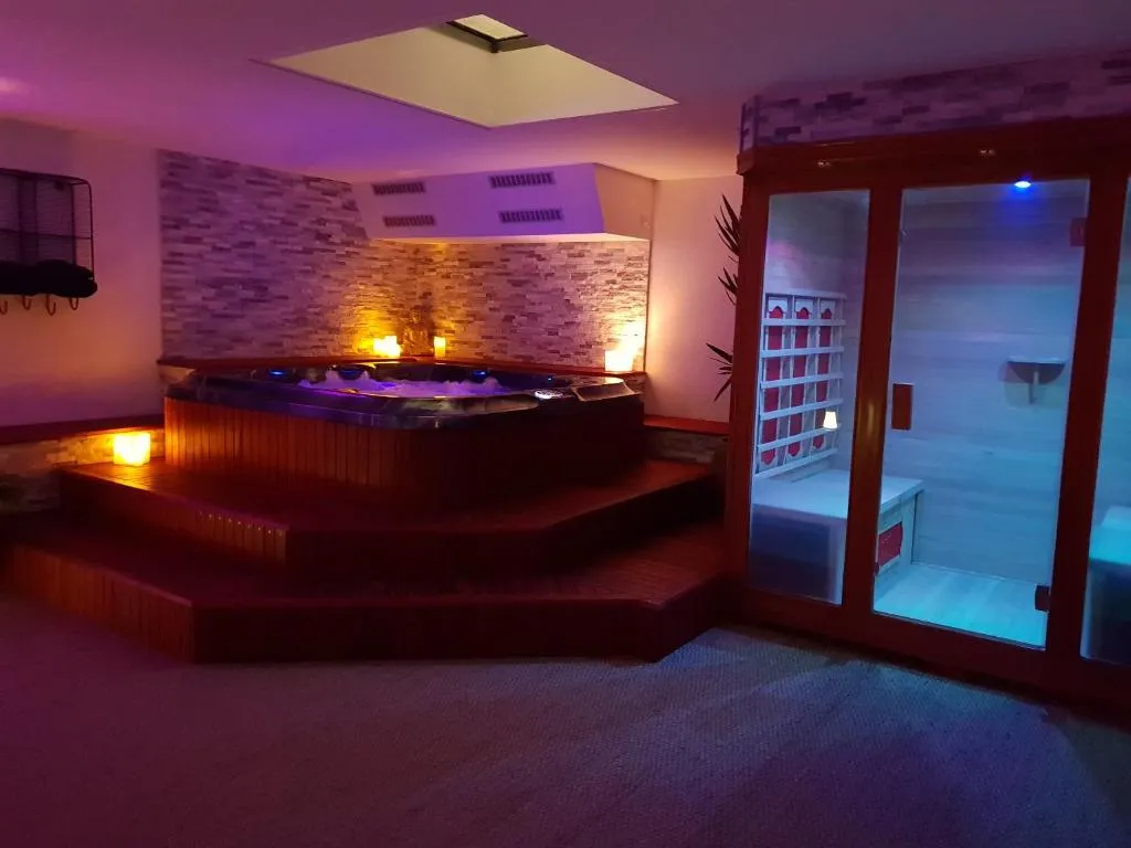 Suite jacuzzi et sauna de Clisson - Jacuzzi, sauna et fauteuil massant (Clisson, Loire-Atlantique)