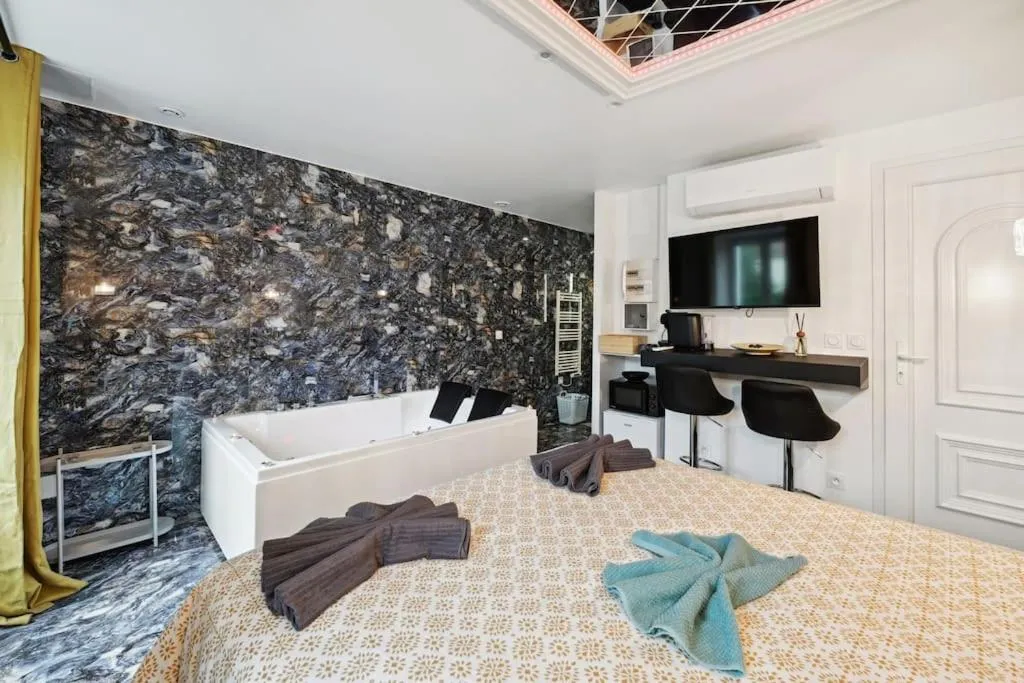 Suite La Création d'Adam - Jacuzzi privatif (Corbeil-Essonnes, Essonne)