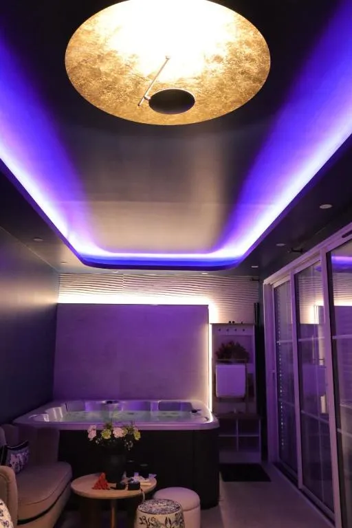 Suite Li Li et Rose avec balcon - Jacuzzi privatif et barbecue (Nantes, Loire-Atlantique)