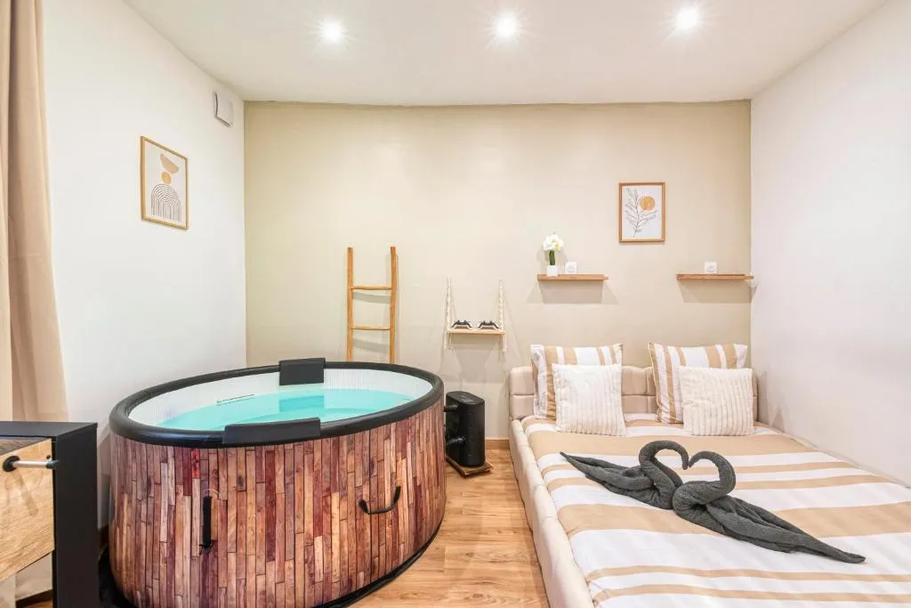 Suite Luxe d'Angers, gîte avec spa à Angers - photo 2 sur 12
