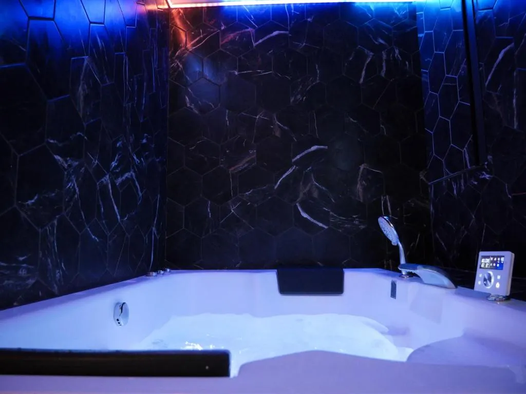 Suite Luxe et Romance, gîte avec spa à Bourg-en-Bresse - photo 2 sur 12
