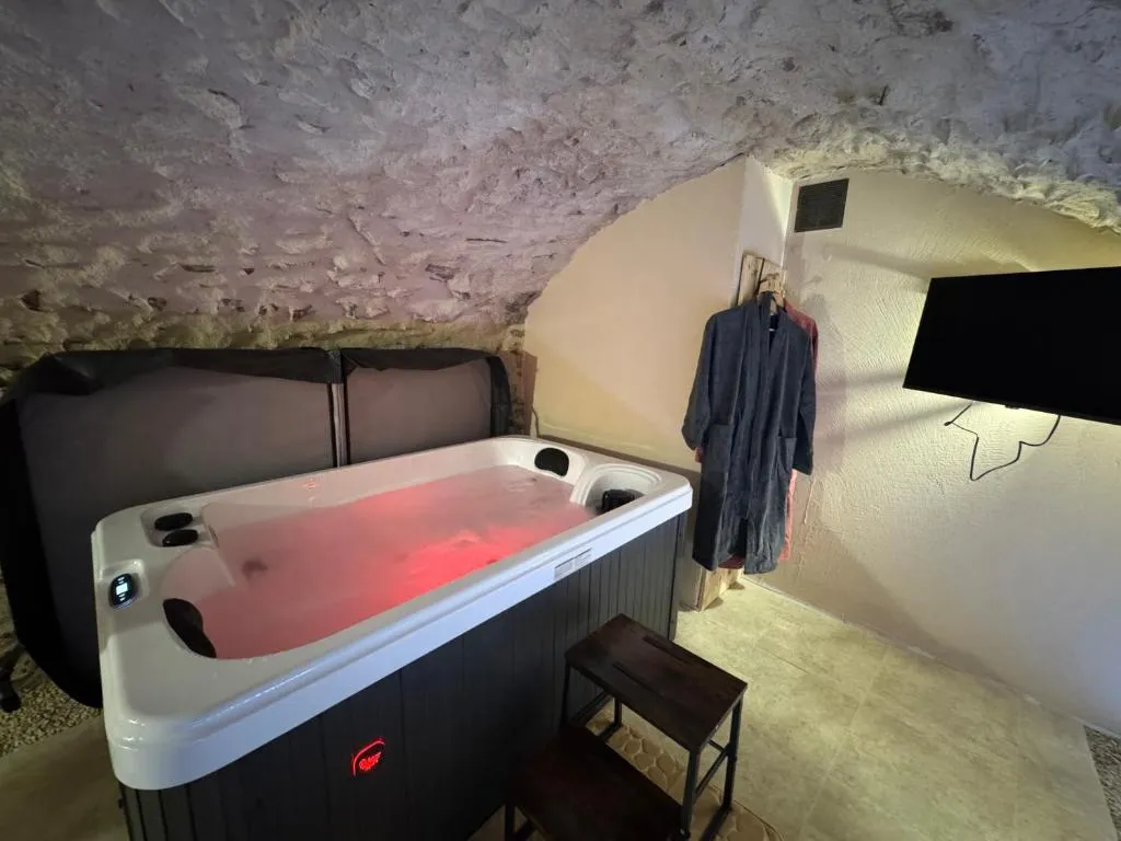 Suite médiévale de Cusset, gîte avec spa à Cusset - photo 3 sur 12