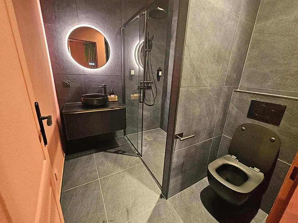 Suite Obsidian Balnéo, gîte avec spa à Orange - photo 3 sur 12