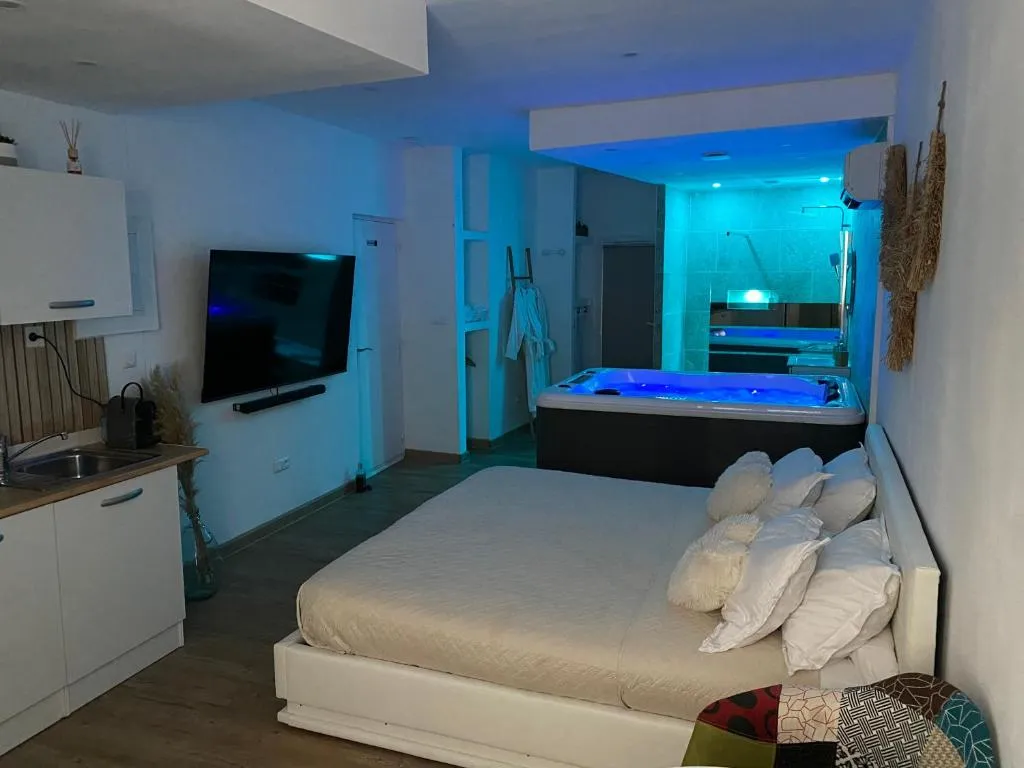 Suite Patio Sauna et Jacuzzi, gîte avec spa à La Ciotat - photo 2 sur 8