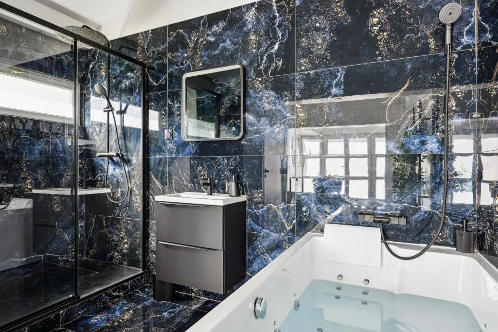 Suite prestige avec jacuzzi, gîte avec spa à Pontault-Combault - photo 3 sur 12