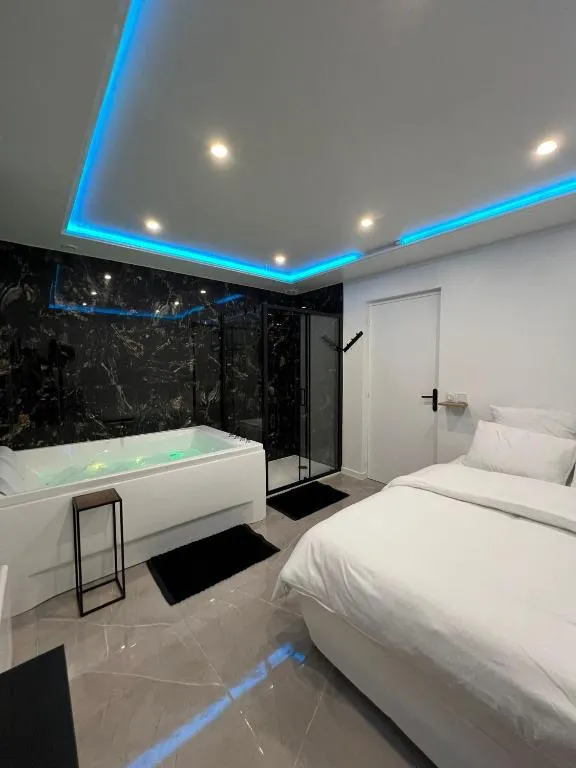 Suite Prestige Balnéo - Baignoire spa et terrasse exposée (Dreux, Eure-et-Loir)