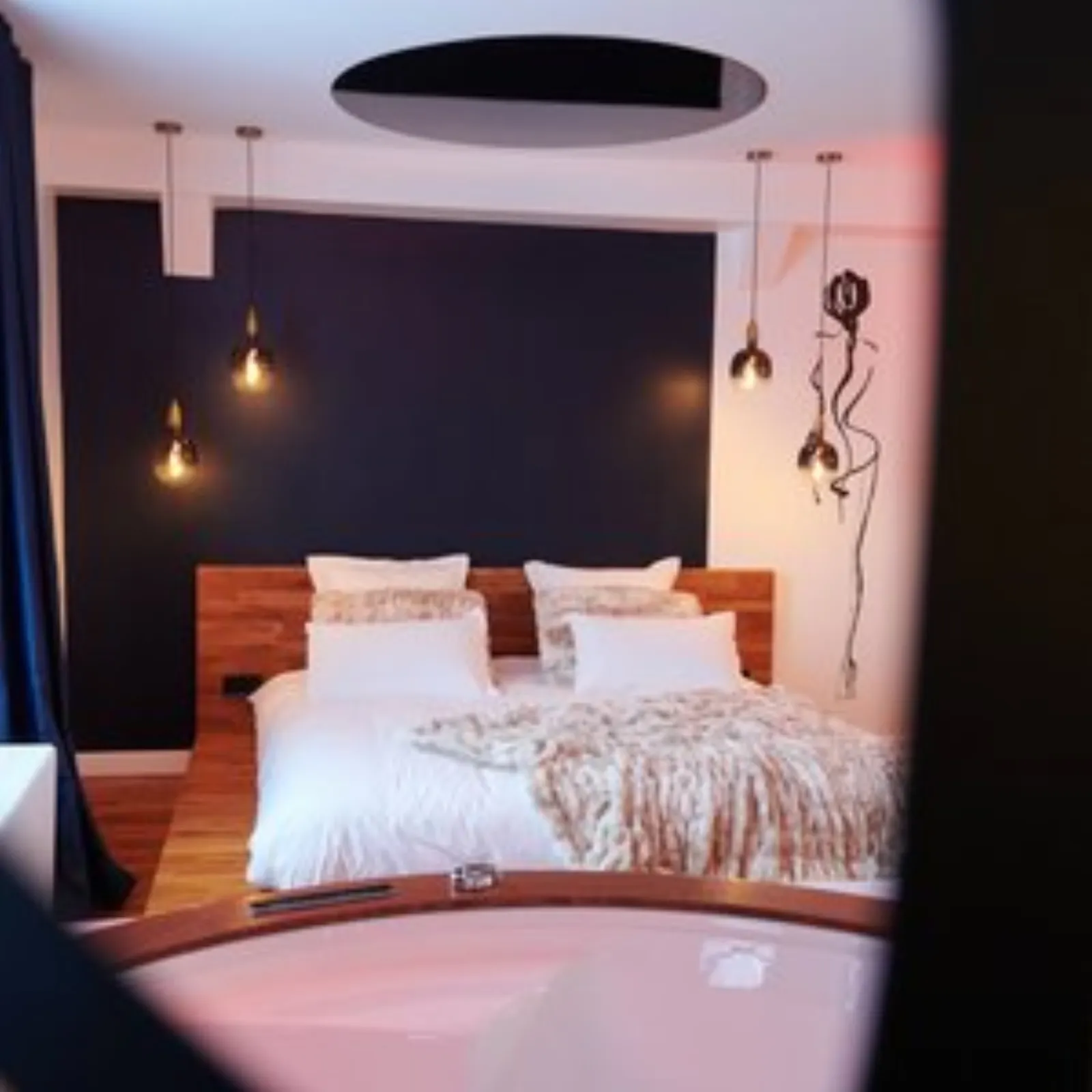 Suite Romantique Le Double L Luxe & Love Loveroom, love room à Cholet - photo 2 sur 11