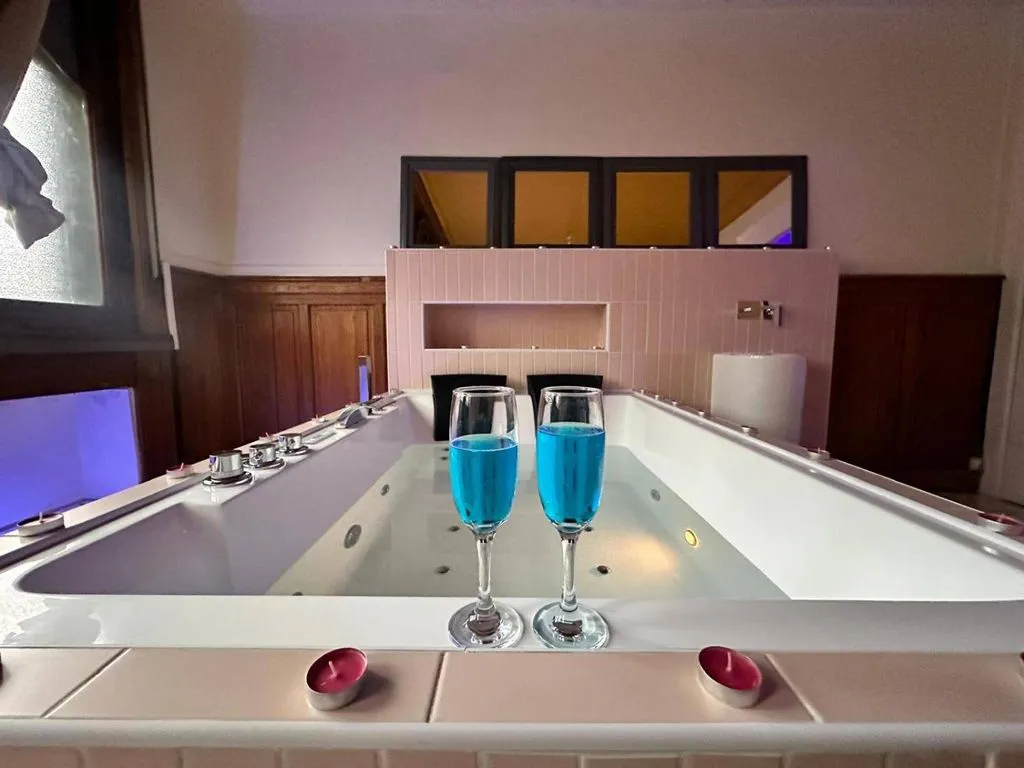 Suite rose de Tourcoing, love room à Tourcoing - photo 2 sur 7