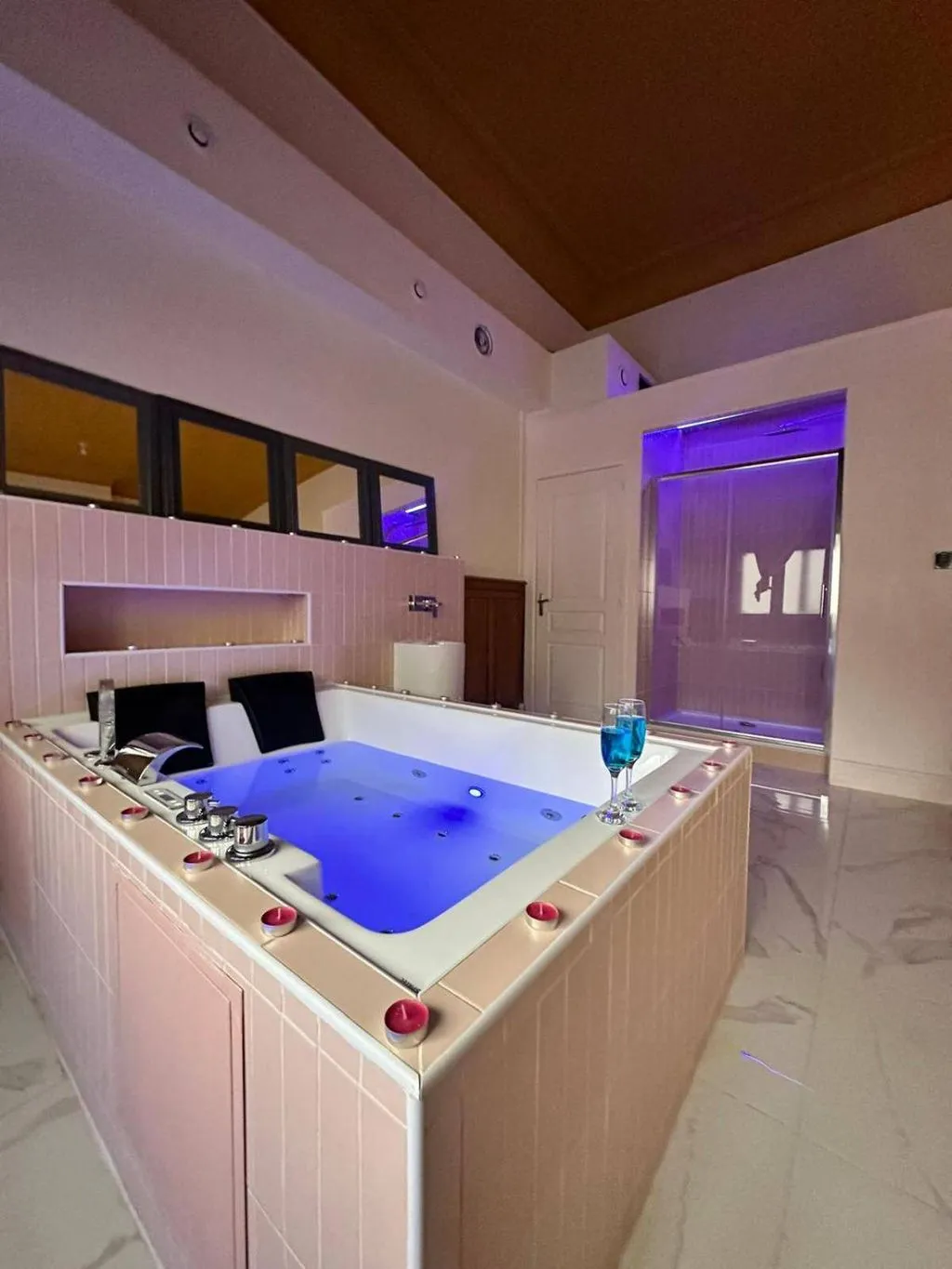 Suite rose de Tourcoing, love room à Tourcoing - photo 3 sur 7