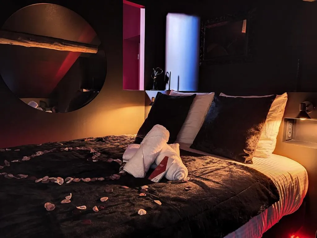 Suite Rouge Baiser, gîte avec spa à Saint-Étienne - photo 2 sur 12