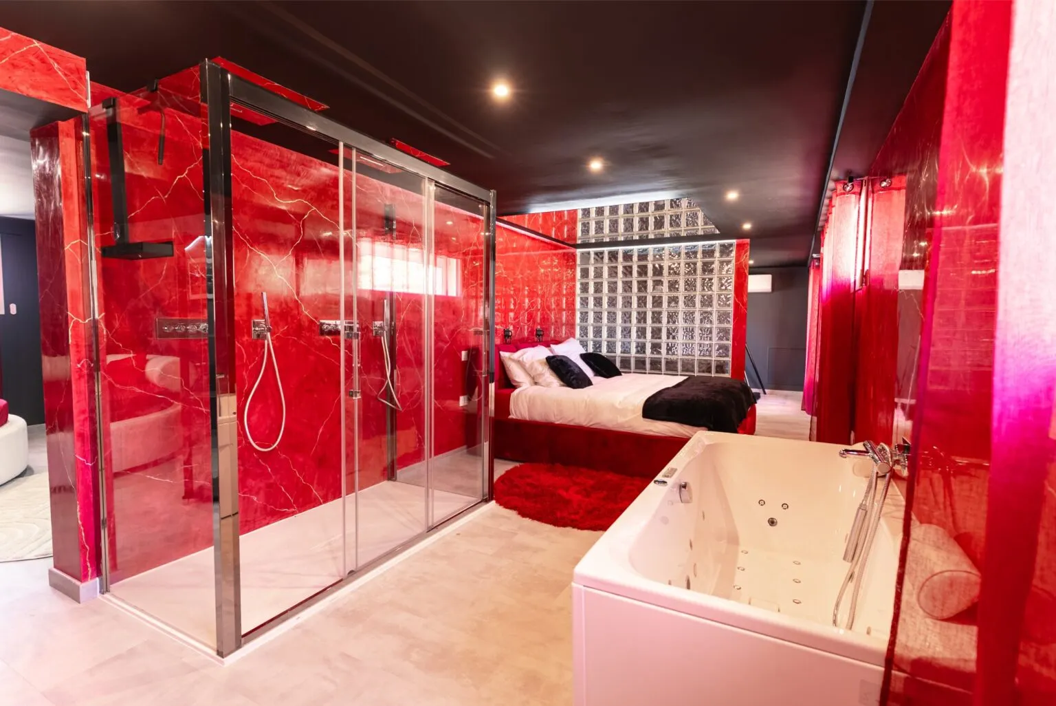 Suite Rouge et Noire, gîte avec spa à La Ferté-Gaucher - photo 3 sur 11