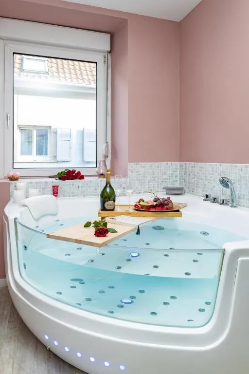 Suite Spa Parking Mulhouse, gîte avec spa à Mulhouse - photo 2 sur 12