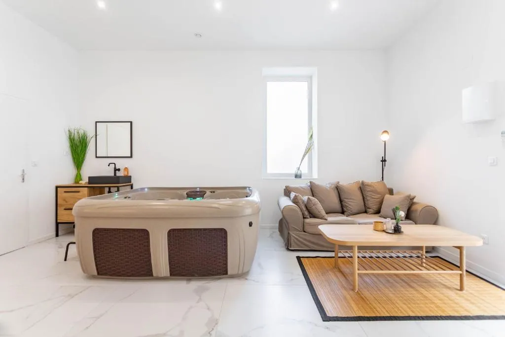 Suite Valentine de Marseille, gîte avec spa à Marseille - photo 3 sur 9