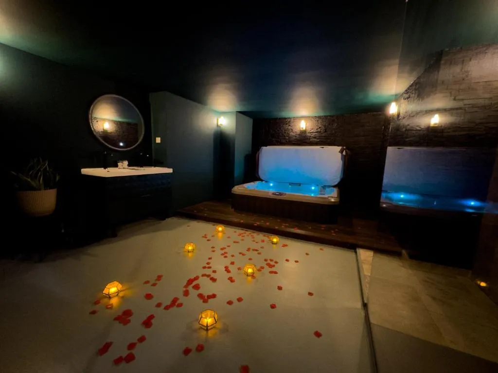 Suite Velvet Jacuzzi, gîte avec spa à Bordeaux - photo 3 sur 12