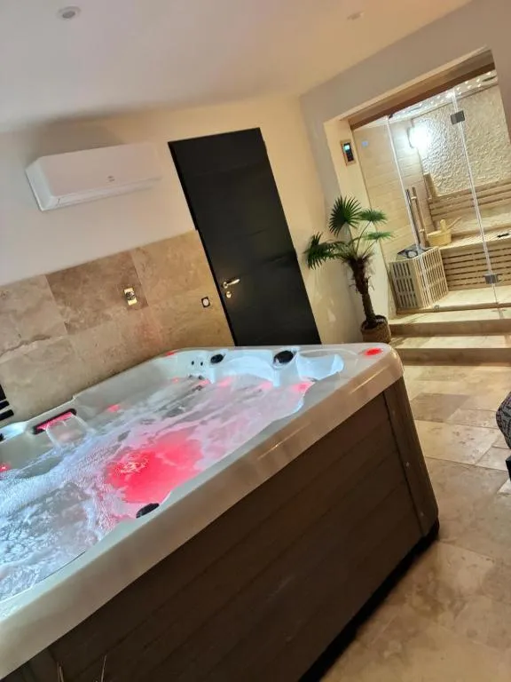 Suite Villa Del Castagnol, gîte avec spa à Saint-Nexans - photo 3 sur 10