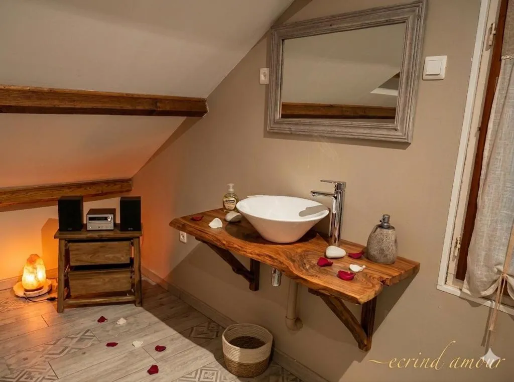 Suite XXL Jacuzzi de Meyrals, gîte avec spa à Meyrals - photo 3 sur 12