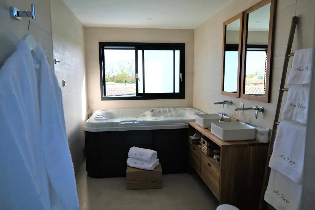 Suites by Aix Keys, gîte avec spa à Saint-Laurent-de-la-Prée - photo 3 sur 12