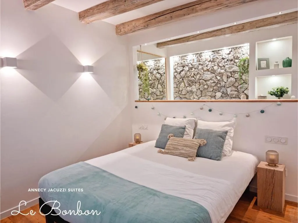 Suites jacuzzi de la Vieille Ville, gîte avec spa à Annecy - photo 2 sur 12