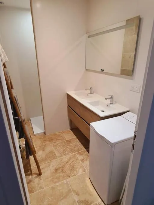 T3 jacuzzi de Ceyreste, gîte avec spa à Ceyreste - photo 3 sur 12