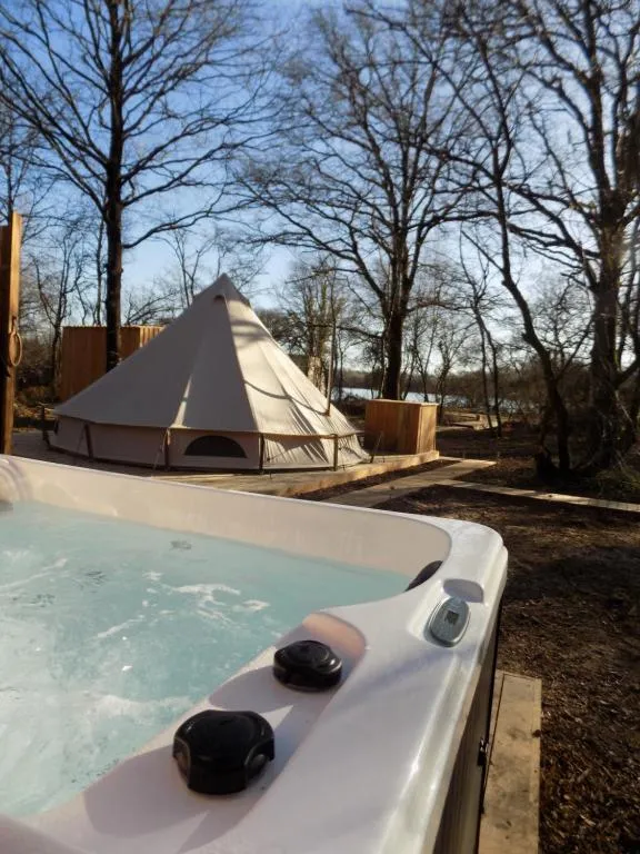 Tente jacuzzi vue lac - Nuit insolite avec vue sur le lac (Le Vigeant, Vienne)