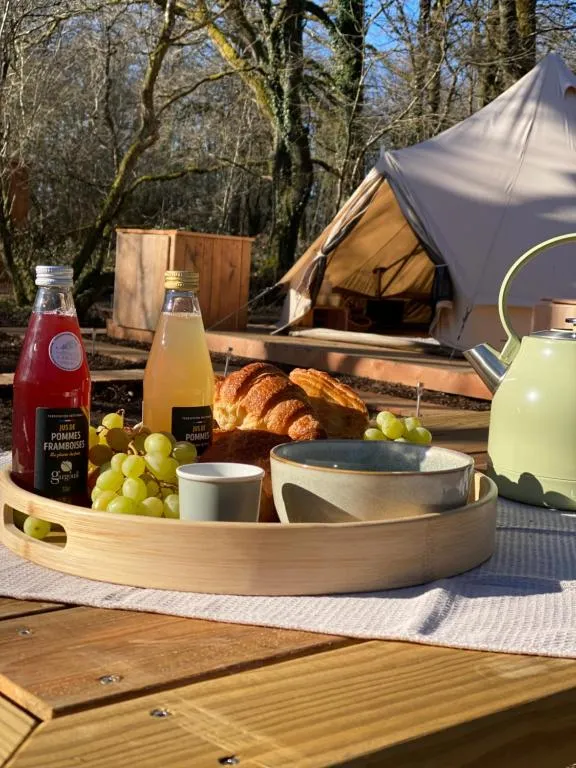 Tente luxe vue étang - Jacuzzi et terrasse (Le Vigeant, Vienne)