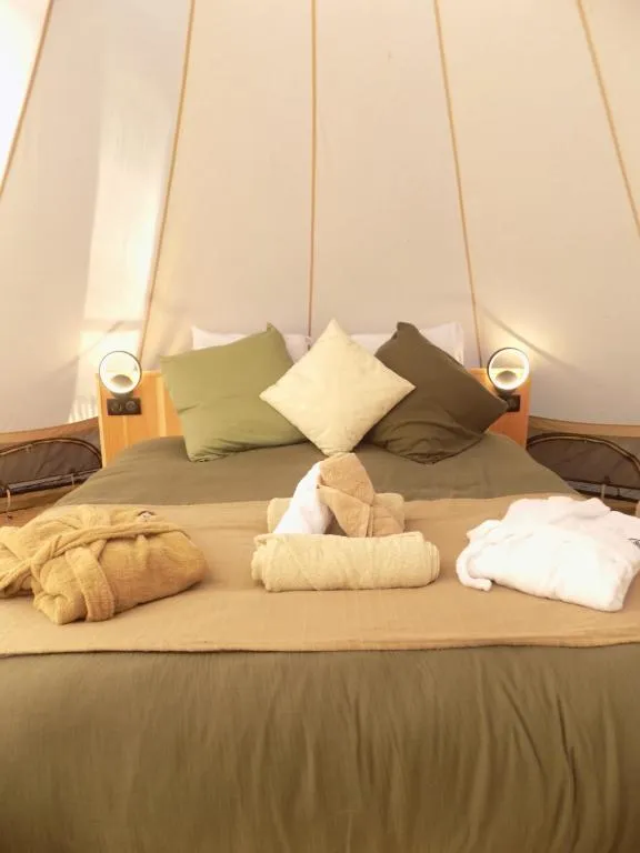 Tente luxe vue étang, gîte avec spa à Le Vigeant - photo 2 sur 12