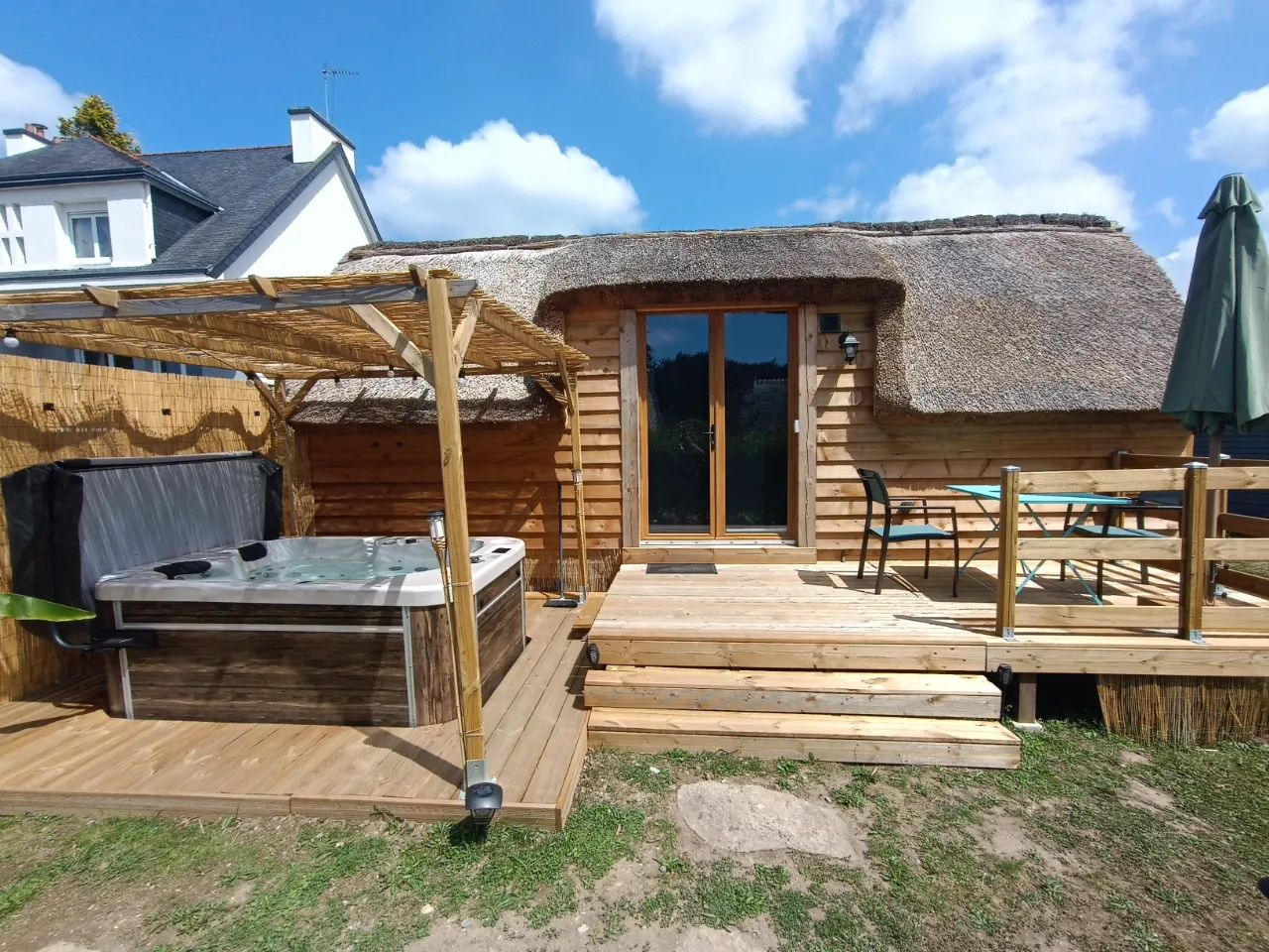 Tiny Chaumière - Tiny house au toit de chaume avec jacuzzi privatif (Riec-sur-Bélon, Finistère)