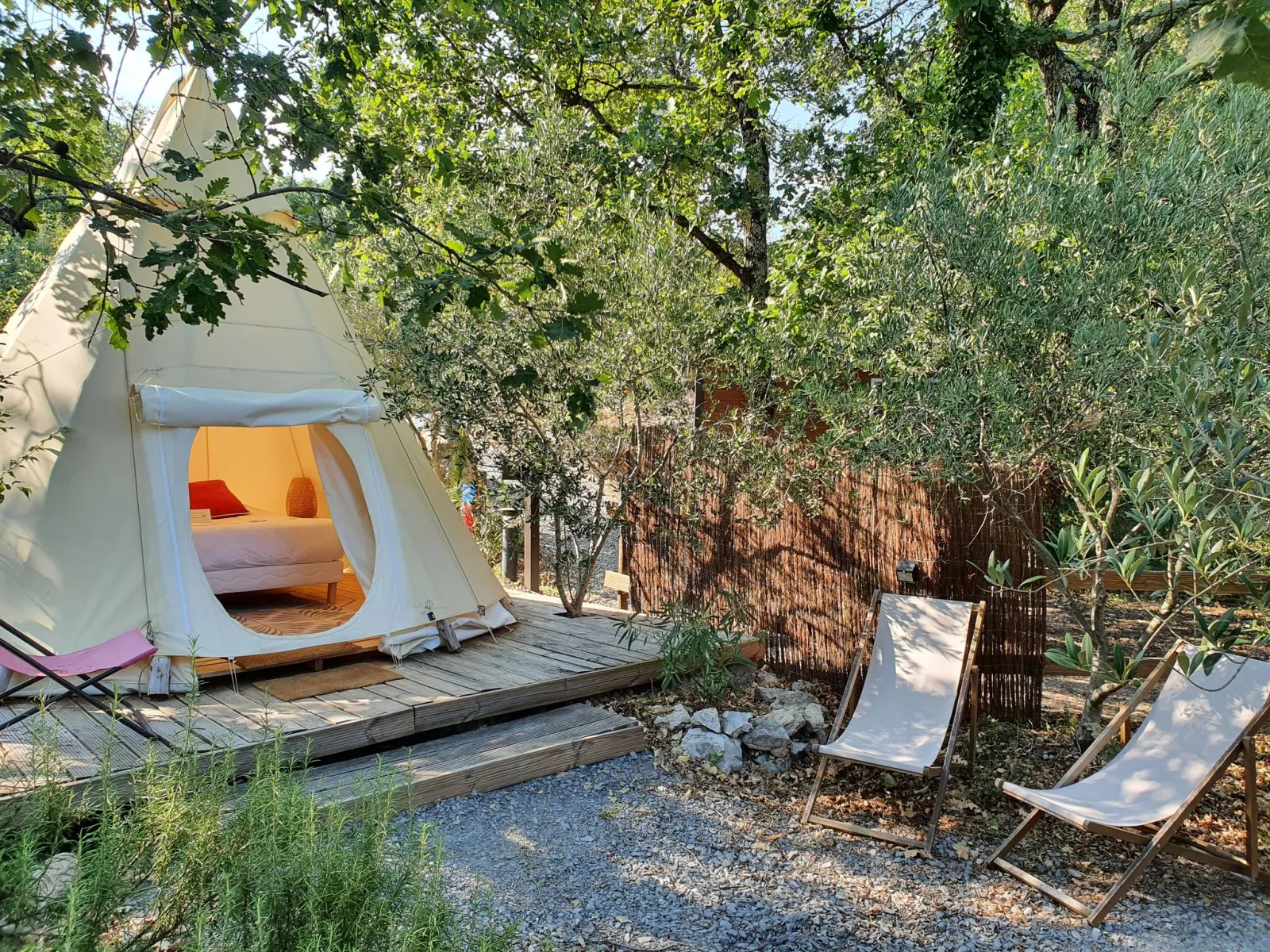 Tipi Lodge avec spa privatif - Roulottes et Cabanes de Saint Cerice (Vogüé, Ardèche)