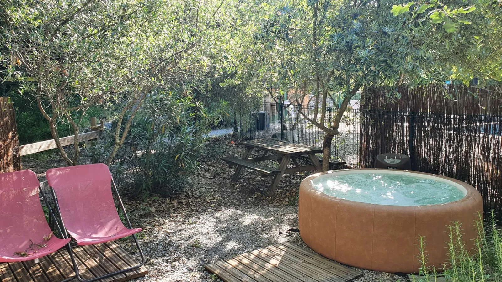 Tipi Lodge avec spa privatif, hébergement insolite à Vogüé - photo 2 sur 12