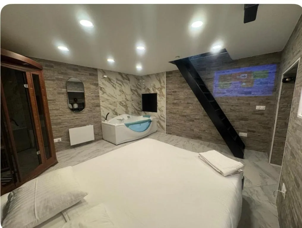 Triplex Jacuzzi et Sauna, gîte avec spa à Saint-Étienne - photo 2 sur 12