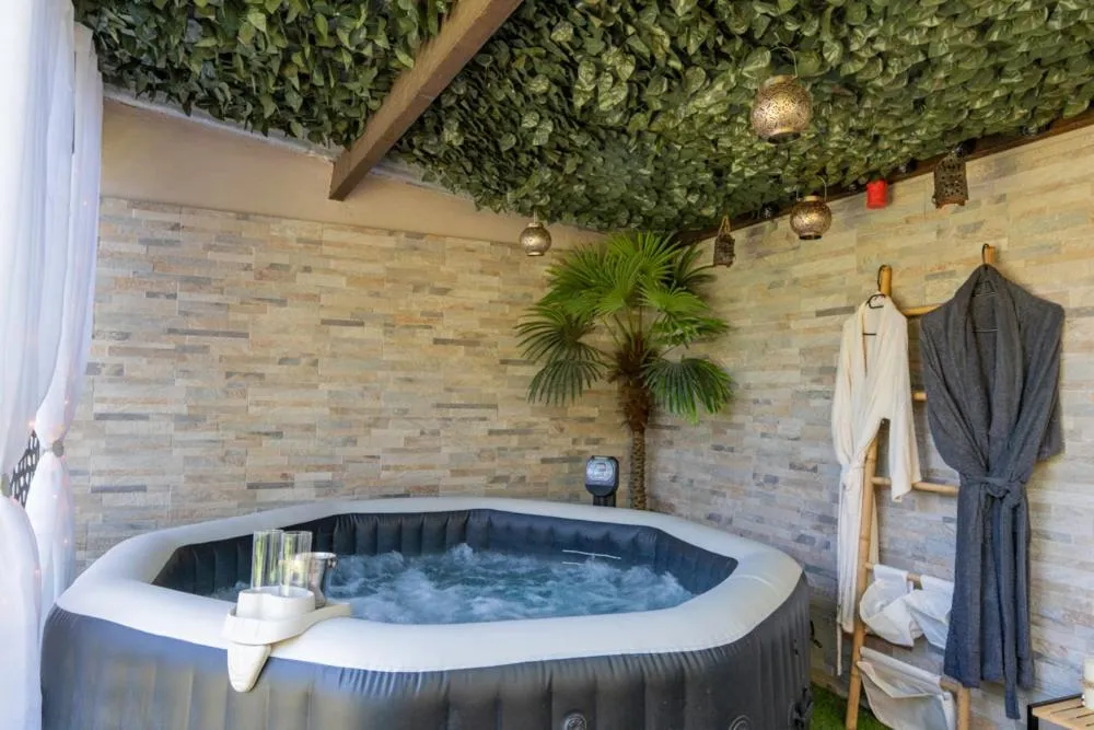 Une Clé Pour Deux, gîte avec spa à Cuges-les-Pins - photo 3 sur 12