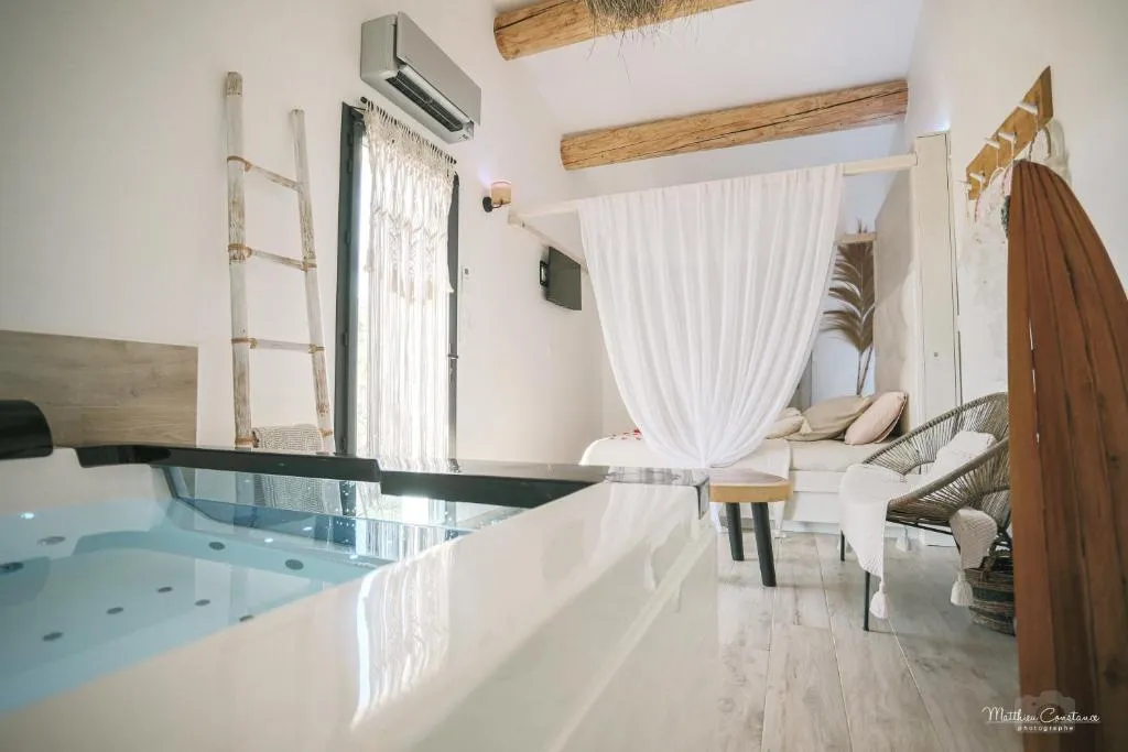 Villa Baignoire Spa de Cuges, gîte avec spa à Cuges-les-Pins - photo 3 sur 12