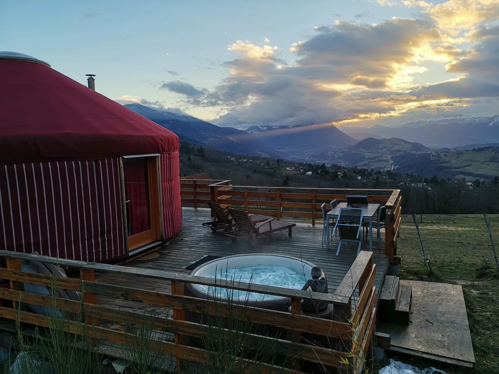 Yourte avec Spa privé, 6 places - Camping du Buisson (Saint-Martin-d'Uriage, Isère)